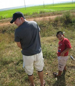 Picture of a reporter Thien Huynh with his younger cousin