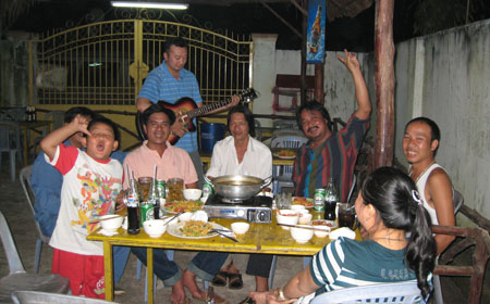 Picture of Thien Huynh having dinner with his family and friends