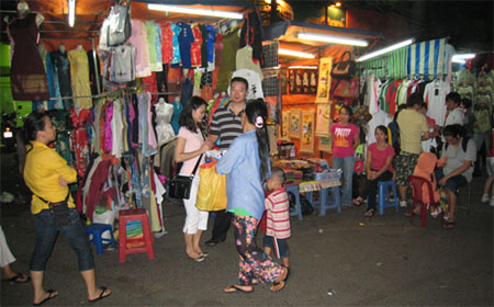 Picture of Thien Huynh as he bargens with kids
