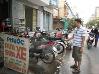 Picture of a reporter Thien Huynh at the bike washing shop