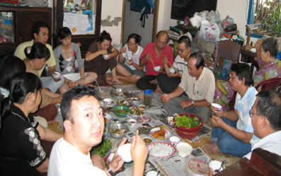 Picture of reporter Thien Huynh having with dinner with family and friends