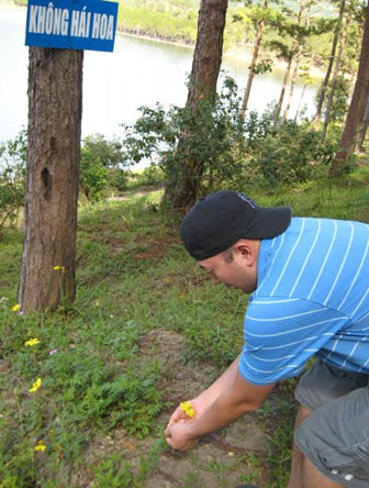Picture of a reporter Thien Huynh flower picking