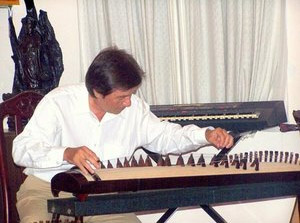 Hoàng Cơ Thụy performing on the zither