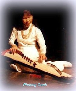Phương Oanh playing the zither