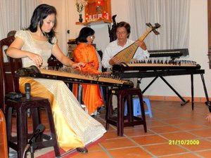 Thanh Thủy playing the zither