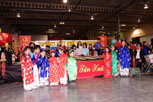 trẻ em mặc trang phục traditiona Việt xếp hàng phải đối mặt với khán giả