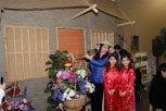 Hai phụ nữ trẻ đặt ra cho một hình ảnh trong khi tại Tết âm lịch Tết